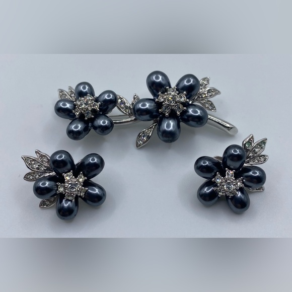 Nolan Miller Grey "Pearls in Bloom" Faux Pearl Crystals Floral Brooch & Earrings - Picture 4 of 7